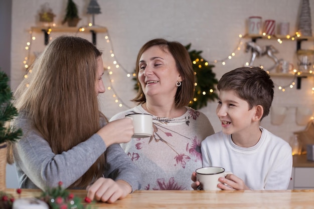 La famiglia trascorre del tempo insieme alla vigilia di capodanno