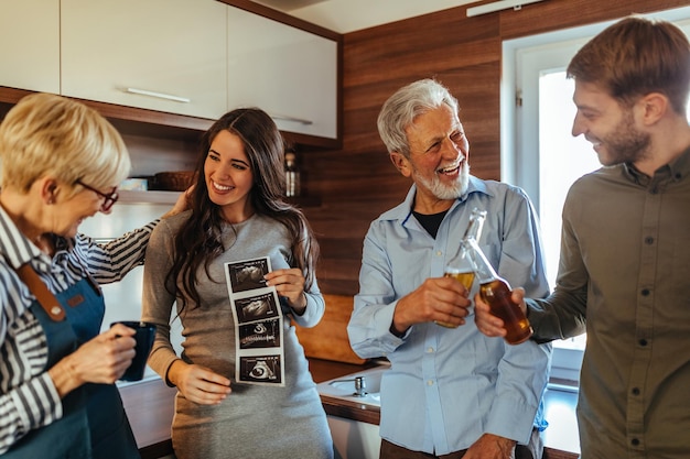 La famiglia trascorre il fine settimana insieme a casa