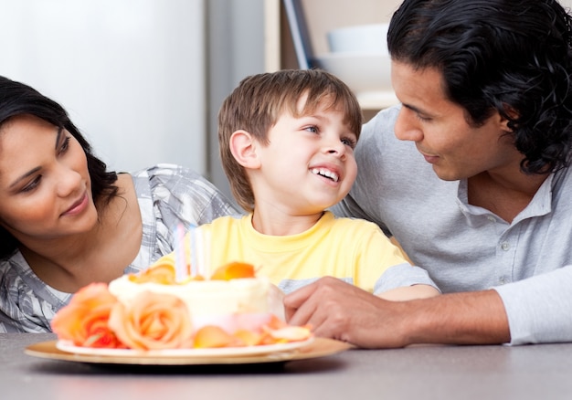 La famiglia unita celebra un compleanno insieme