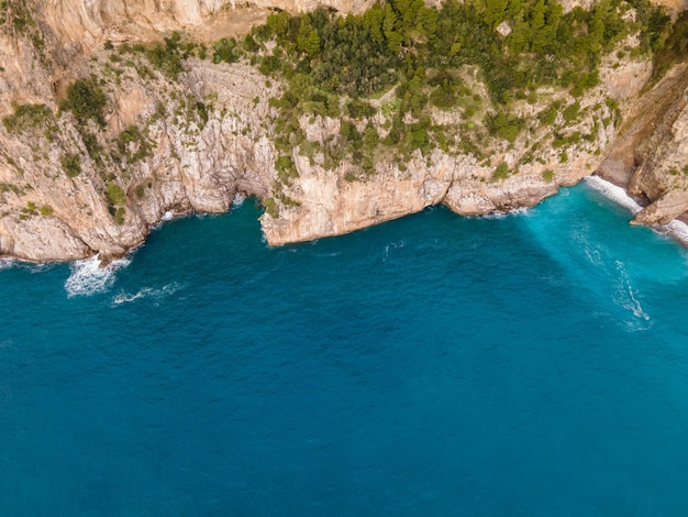 La famosa Costiera Amalfitana, vista delle scogliere e del mare da un drone. Destinazione turistica in Italia