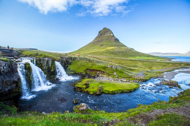 La famosa montagna islandese Kirkjufell e le piccole cascate una mattina di agosto