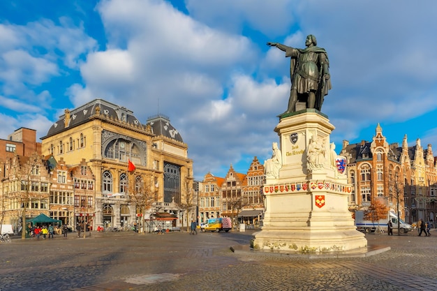 La famosa piazza del mercato del venerdì con la statua di Jacob van Artevelde nella mattina di sole, Gand, Belgio