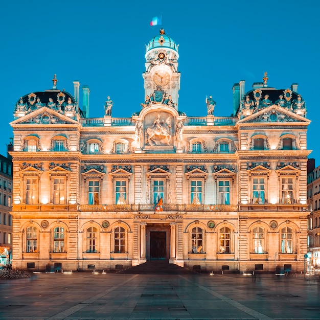 La famosa piazza Terreaux nella città di Lione di notte, Francia.