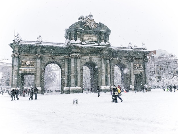 La famosa porta di Alcala durante la neve