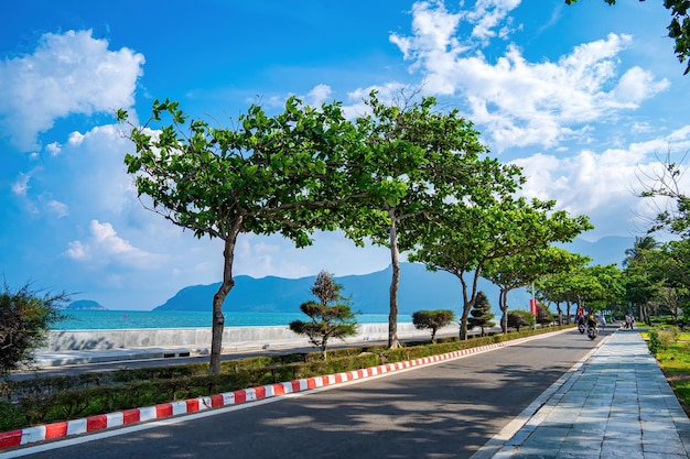 La famosa strada che conduce lungo le montagne costiere dell'isola di Con Dao Vietnam L'isola di Con Dao è una delle famose destinazioni del Vietnam meridionale