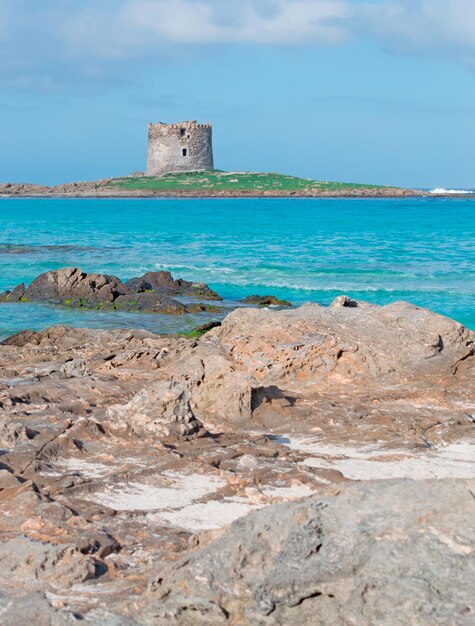 La famosa torre della pelosa in una giornata nuvolosa