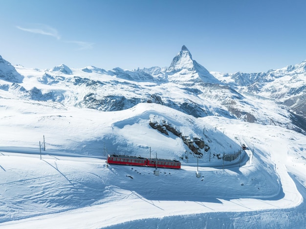 La famosa vetta di Matterhorn con il treno Gornergrat nell'area di Zermatt