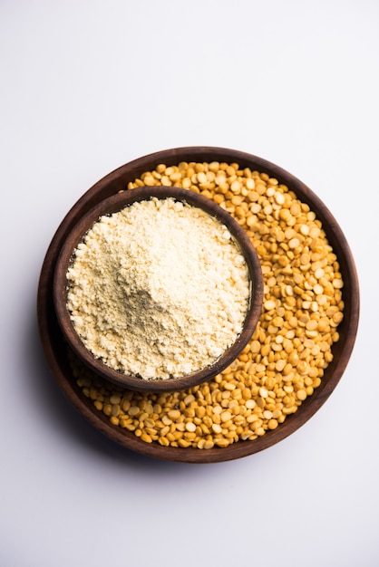 La farina di besan, grammo o ceci è una farina di impulsi ottenuta da una varietà di ceci macinati nota come grammo del Bengala. ingrediente popolare per snack Pakora, pakoda o bajji