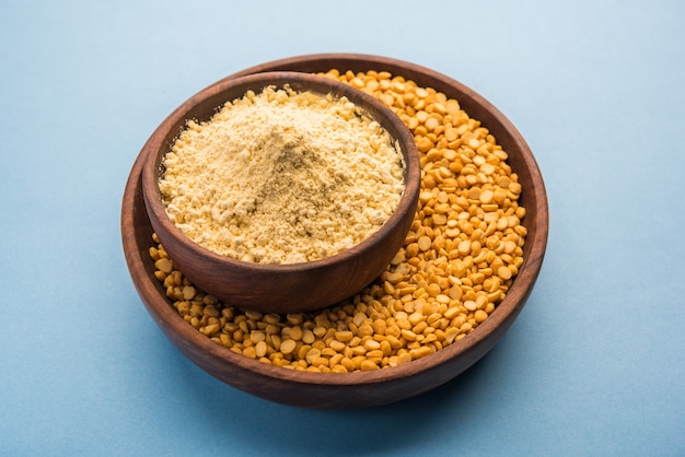 La farina di besan, grammo o ceci è una farina di impulsi ottenuta da una varietà di ceci macinati nota come grammo del Bengala. ingrediente popolare per snack Pakora, pakoda o bajji