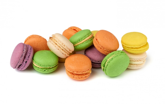 La farina di mandorle multicolore al forno rotonda agglutina i macarons, dessert isolato su un fondo bianco