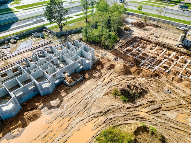 La fase iniziale di costruzione di una casa prefabbricata in cemento armato Assemblaggio di una casa a pannelli Riprese da un drone Costruzione moderna Primo piano del cantiere Vista dall'alto