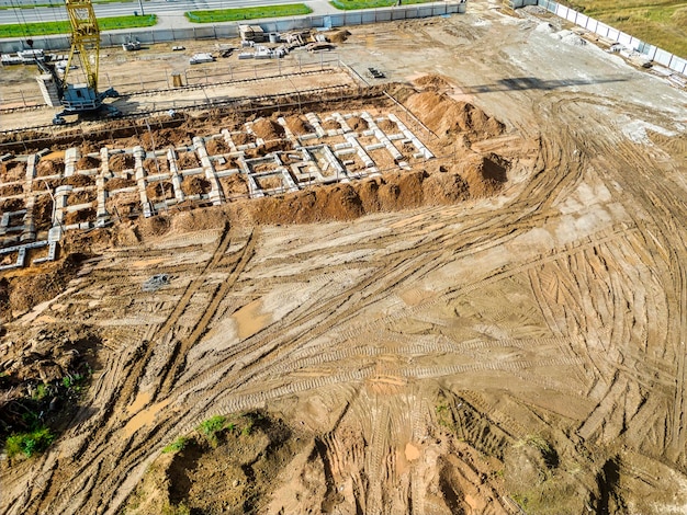 La fase iniziale di costruzione di una casa prefabbricata in cemento armato