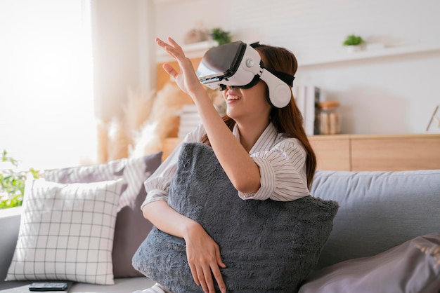 La felicità è uscita dall'onda della mano adolescente femminile asiatica insieme alla sua performance di concerto virtuale tramite occhiali virtuali visore asiatico interattivo virtuale donna resta a casa innovazione tecnologia stile di vita vr a casa