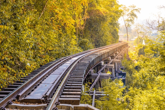 La ferrovia della morte che attraversa il fiume Kwai a Kanchanaburi