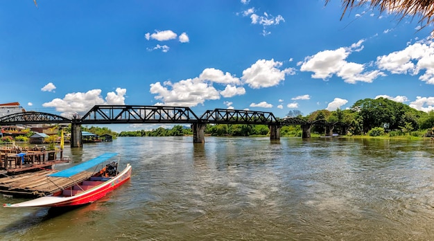 La ferrovia di Kanchanaburi è un punto di riferimento storico Panorama concept durante la seconda guerra mondiale È una grande attrazione turistica e bellissima La parte anteriore è una barca