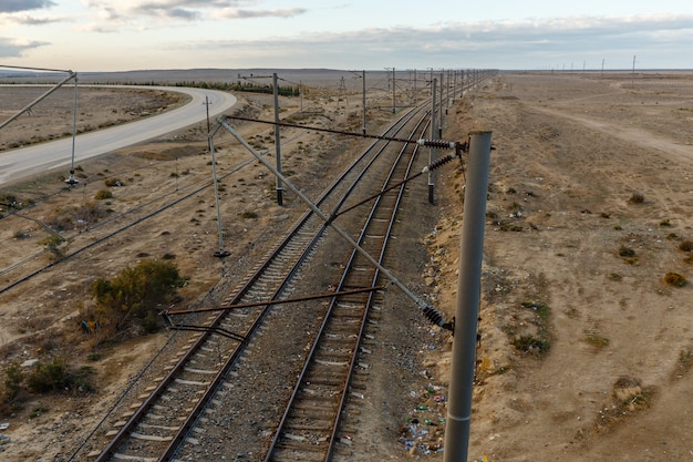La ferrovia nelle steppe dell'Azerbaigian, vista delle rotaie dal ponte