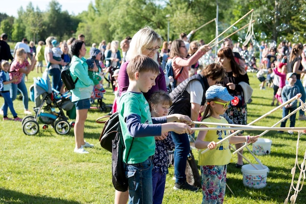 La festa delle bolle di sapone in un parco pubblico