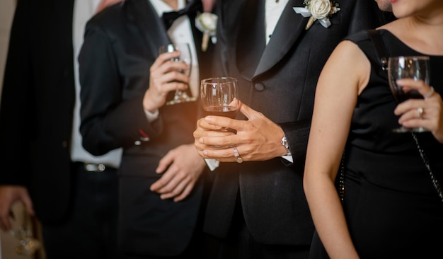 La festa di celebrazione del bicchiere di champagne con l'amico godetevi la bevanda della festa non guida il concetto