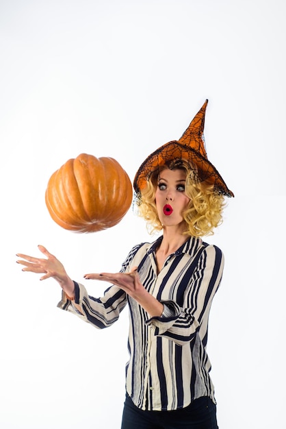 La festa di Halloween ha sorpreso la ragazza con il cappello da strega con la preparazione della zucca la festa di halloween felice