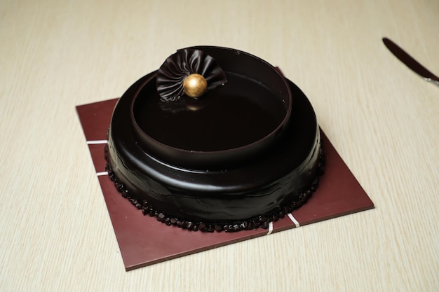 La fetta di torta della Foresta Nera include zucchero con scaglie di cioccolato cotto isolato sul tavolo con vista sul tavolo