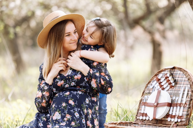 La figlia abbraccia la mamma