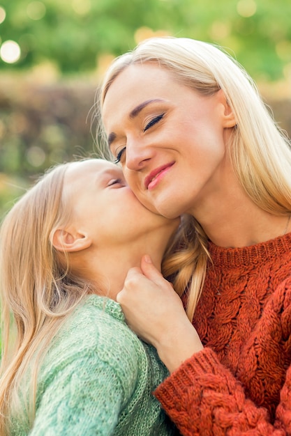 La figlia bacia la sua giovane madre