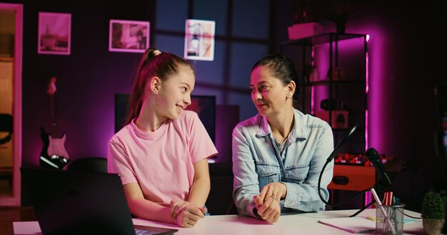 La figlia e la madre girano un video di reazione per il pubblico della generazione Z che si prepara a guardare i video online