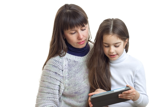 La figlia mostra le foto di sua madre sul telefono isolato su sfondo bianco