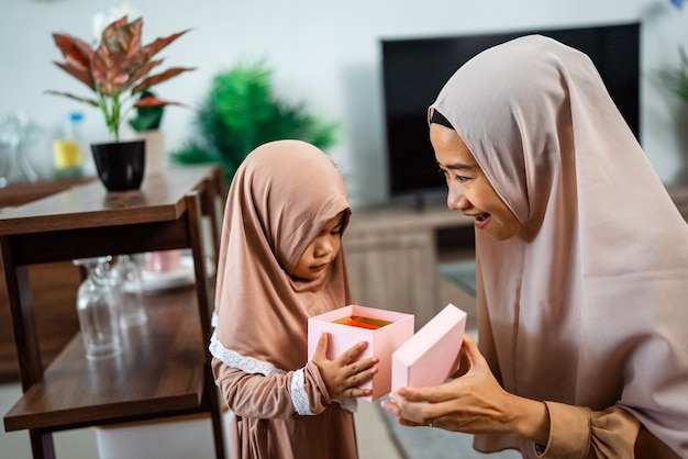 La figlia musulmana si congratula con la mamma e le dà la confezione regalo