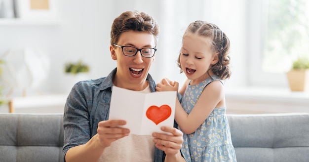 La figlia si congratula con suo padre e gli dà una cartolina