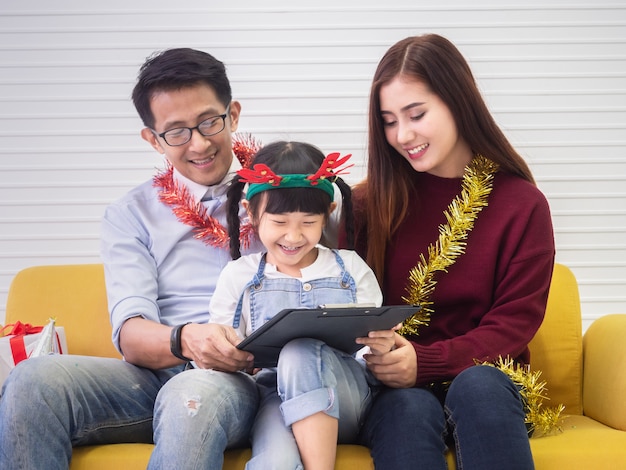 La figlia sta disegnando padre e madre, concetto di famiglia