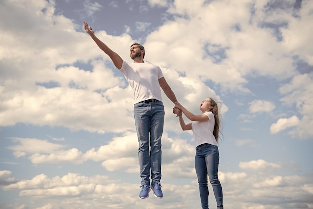 La figlia tiene il suo papà che salta in cielo