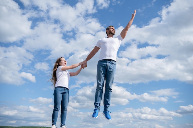 La figlia tiene suo padre che salta in cielo