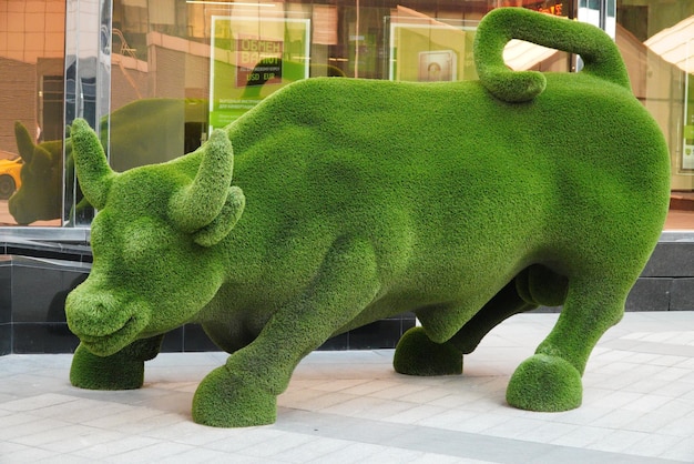 La figura di un toro in erba sintetica artificiale decorazioni ambientali per la casa e il giardino