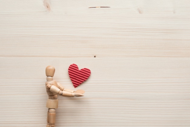 La figurina di legno su ordinazione di San Valentino ha trovato fondo di amore per il vostro testo
