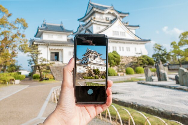 La fine sulla mano umana è fotografia Kishiwada Castle nella città di Kishiwada, Osaka
