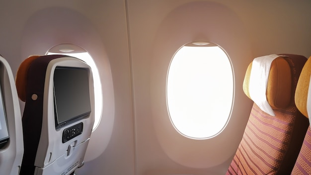 La finestra dell&#39;aereo passeggeri e dei posti vuoti.