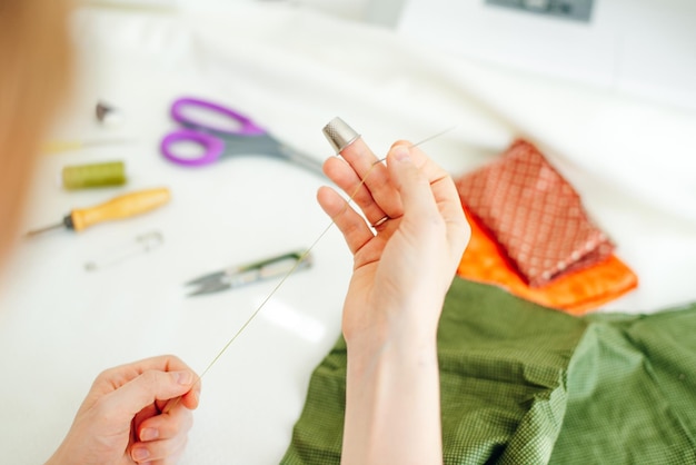 La fogna ricuci il buco nei pantaloni in studio