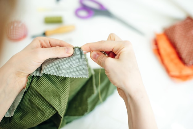 La fogna ricuci il buco nei pantaloni in studio