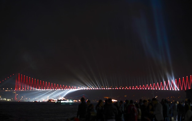 La folla guarda lo spettacolo pirotecnico sulla città di Istanbul. Vista del ponte sul Bosforo