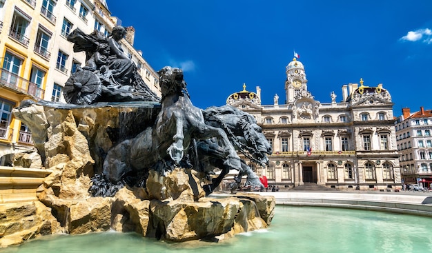 La Fontaine Bartholdi (1889) e il municipio di Lione sulla Place des Terreaux in Francia