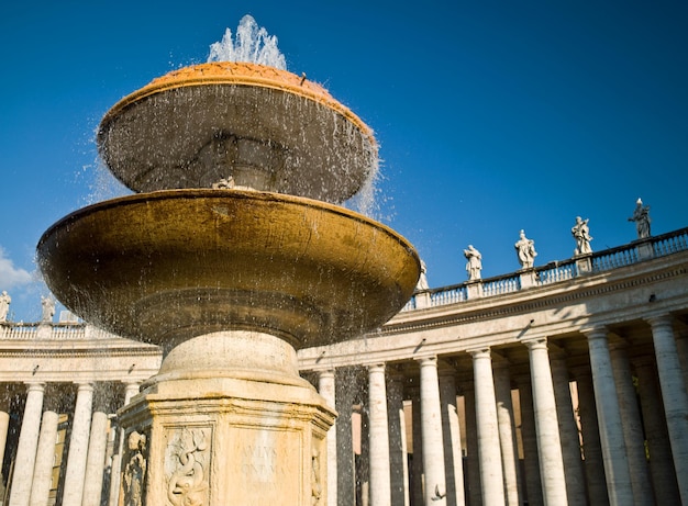 La fontana al centro del Vaticano contro il cielo blu