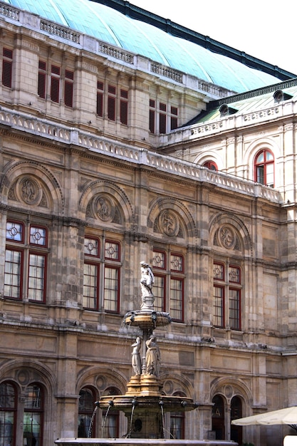 La fontana davanti all'Opera di Vienna Vienna Austria