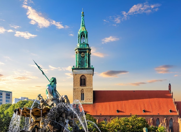 La Fontana del Nettuno davanti alla Chiesa di Santa Maria a Berlino Germania