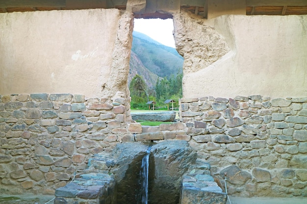 La fontana del tempio dell'acqua al sito archeologico di Ollantaytambo a Urubamba in Perù