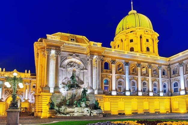 La Fontana di Mattia è un gruppo monumentale di fontane nel piazzale occidentale del Castello di Buda, Budapest. Ungheria.