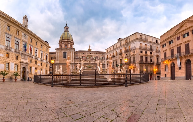 La Fontana Pretoria con la chiesa di Santa Caterina sullo sfondo di Piazza Pretoria, conosciuta anche come piazza della Vergogna, Palermo al mattino, Sicilia, Italia