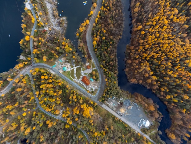 La foresta autunnale e i laghi dall'alto La vista del Ruskeala Park dal drone