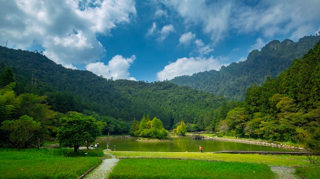 La foresta e i laghi di montagna, Mingchi, nella contea di Yilan, Taiwan, sono una famosa attrazione turistica