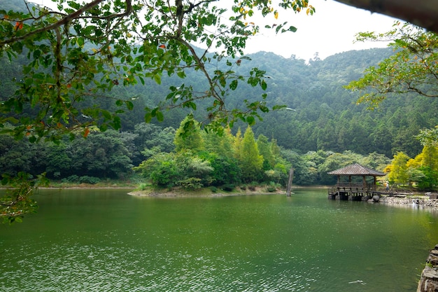 La foresta e i laghi di montagna Mingchi Yilan County Taiwan è una famosa attrazione turistica